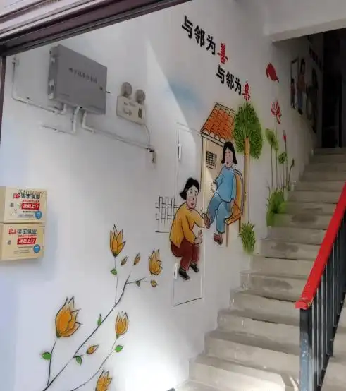 色彩靓丽的墙绘,甚是可爱,给原本老旧平淡的楼道,增添了不少色彩和