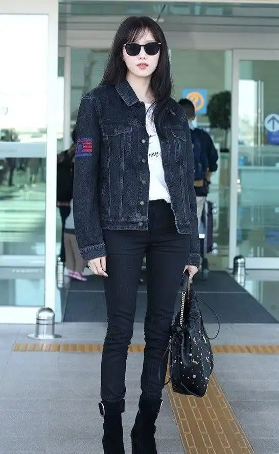 李圣经穿短裙三连拍 大长腿一展无遗