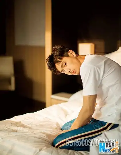 李现睡衣大片上演迷人眼神杀侧脸男友力max