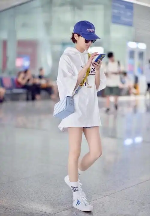 刘诗诗不舍得破费穿百元t恤配头套游迪士尼依然美成在逃公主