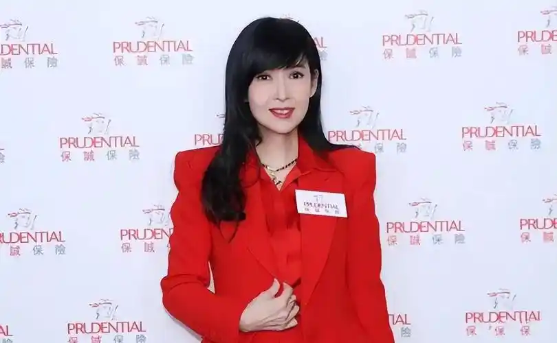 55岁周慧敏秀恩爱,结婚13年未生子,丈夫被曝8次出轨却