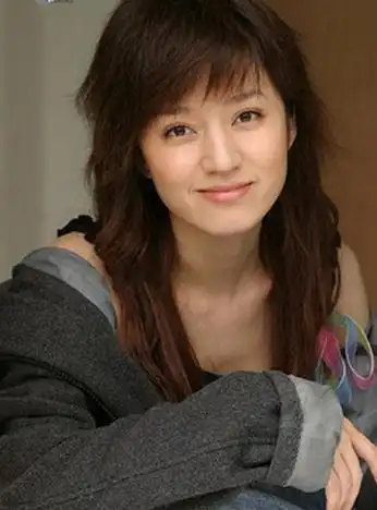 鲍莉近照美艳不输姐姐鲍蕾