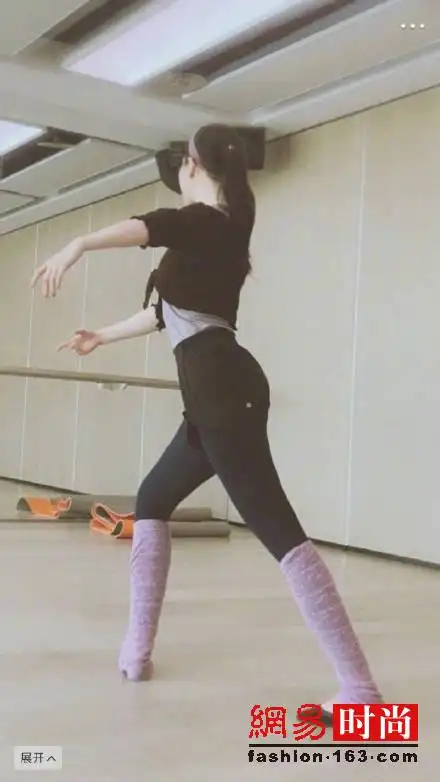 刘亦菲晒跳芭蕾舞照 穿练功服身段优美
