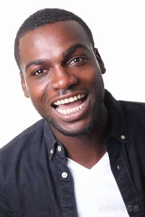 微笑的黑人摆姿势照片-正版商用图片130h44-摄图新视界