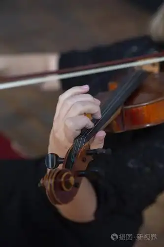 女孩和小提琴的手. 特写肖像