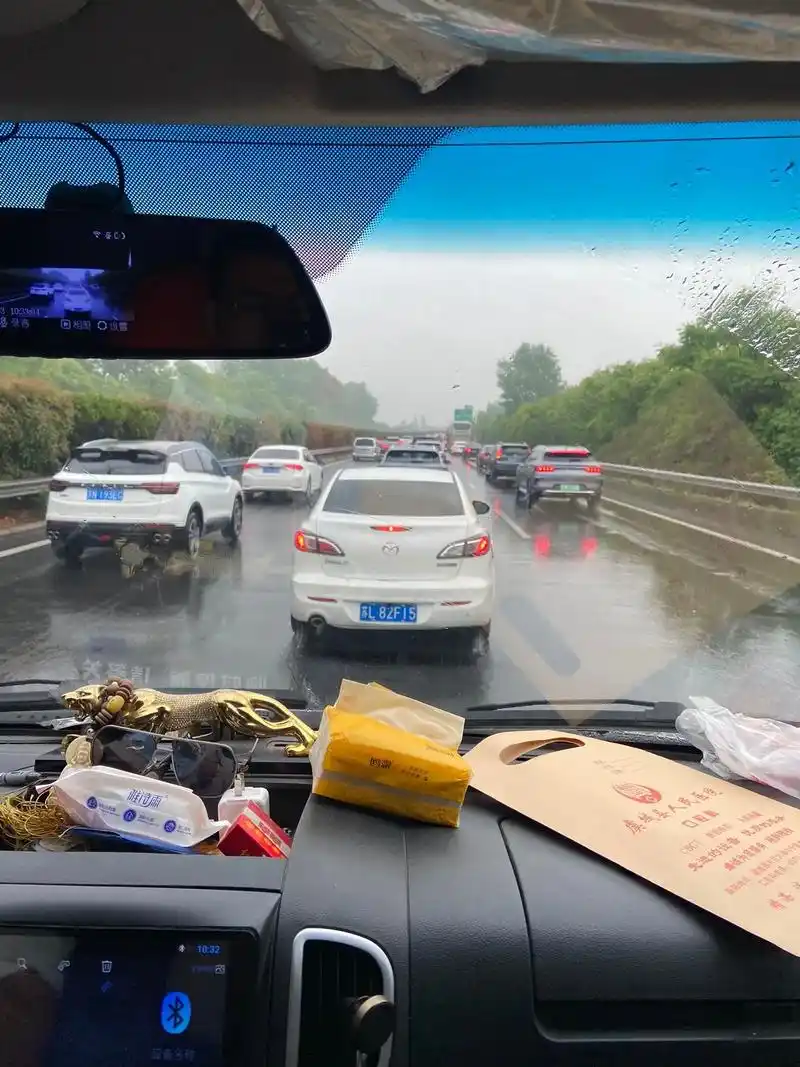 雨天路滑,安全驾驶#五一假期你被堵哪了 #高速返程高峰到来  - 抖音