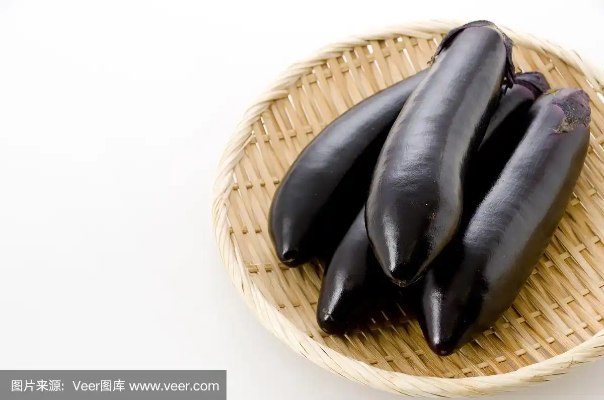 白底竹筛上生黑茄子