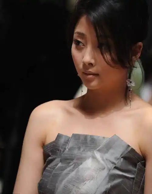 殷桃是一个川妹子,非常的有气质,她如今41岁了,依然孤身一人_身材