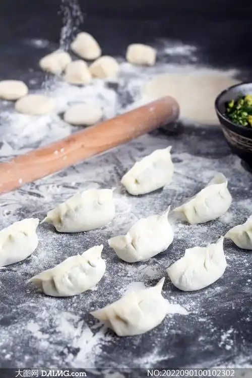 刚刚包好的手工水饺摄影图片_大图网图片素材