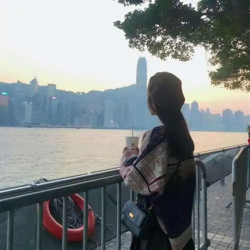 背影女生头像愿所有星光坠落只在你眼中看亿万星河