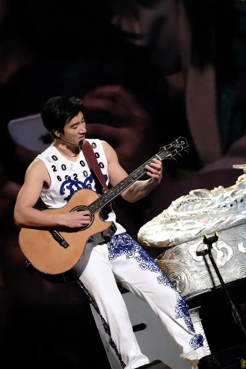 亲爱的珠海,看看咱们昨晚有多难忘昨晚是2018最后一场演唱会王力宏