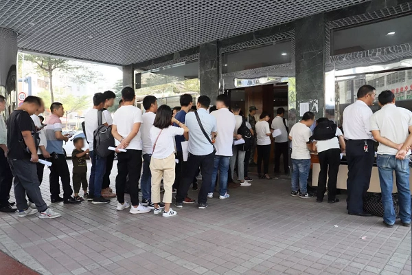 工人正排队领工资通讯员供图