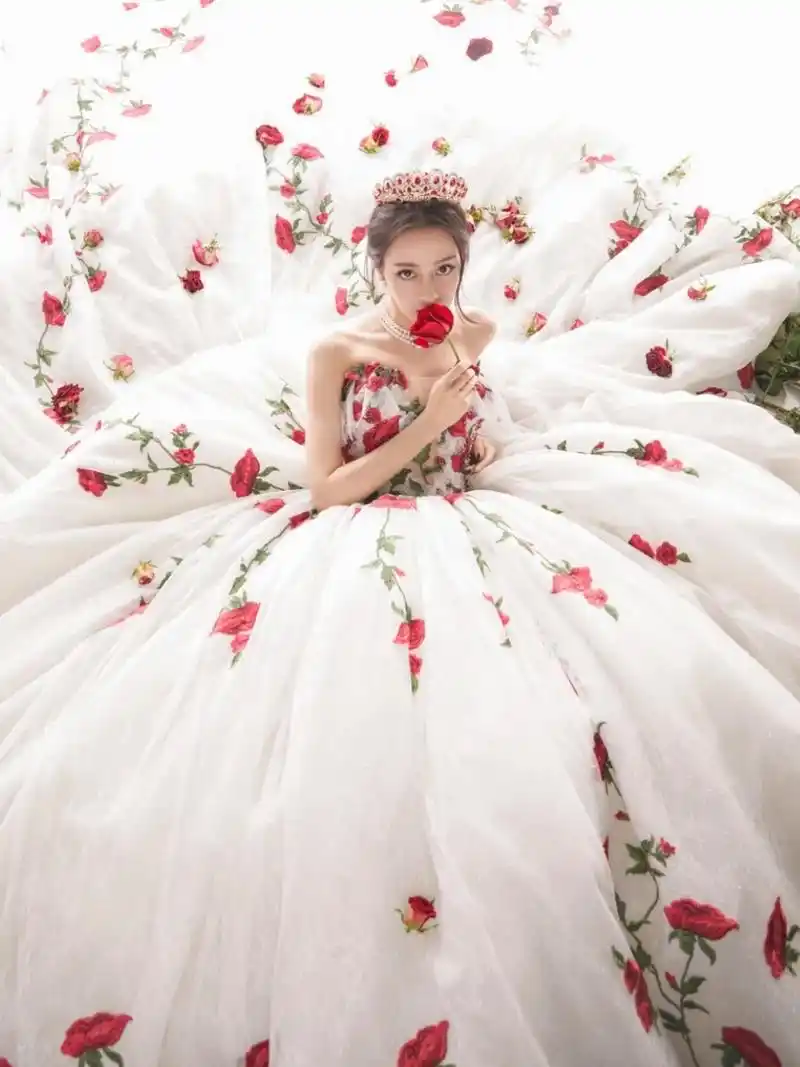 在逃公主本人!  迪丽热巴这组照片太惊艳了!美的不可方物!