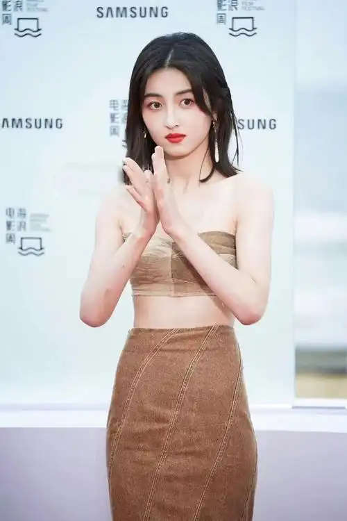 张子枫快瘦成麻杆,穿小码鱼尾裙撑不起来,手臂被蚊子叮包太真实|抹胸