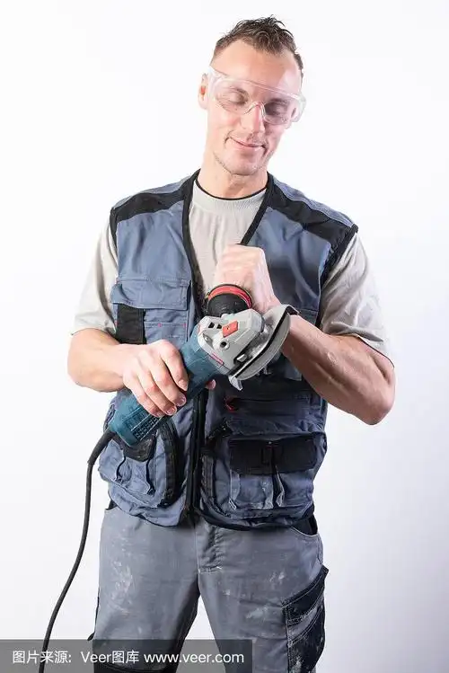 那个戴着护目镜,手里拿着角磨机的建筑工.
