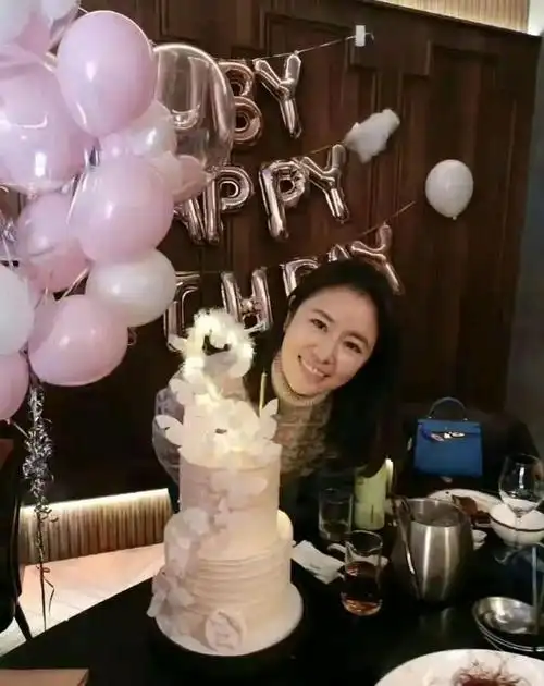 林心如的女儿小海豚迎来6岁生日,林心如和霍建华夫妻二人为女儿开庆生