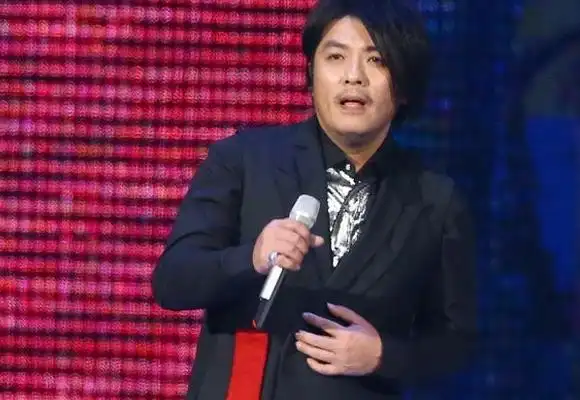 歌手阿杜变老板身材发福 你还认得出他吗?