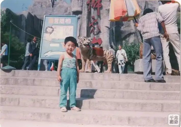 回头看儿时的照片满满的都是回忆