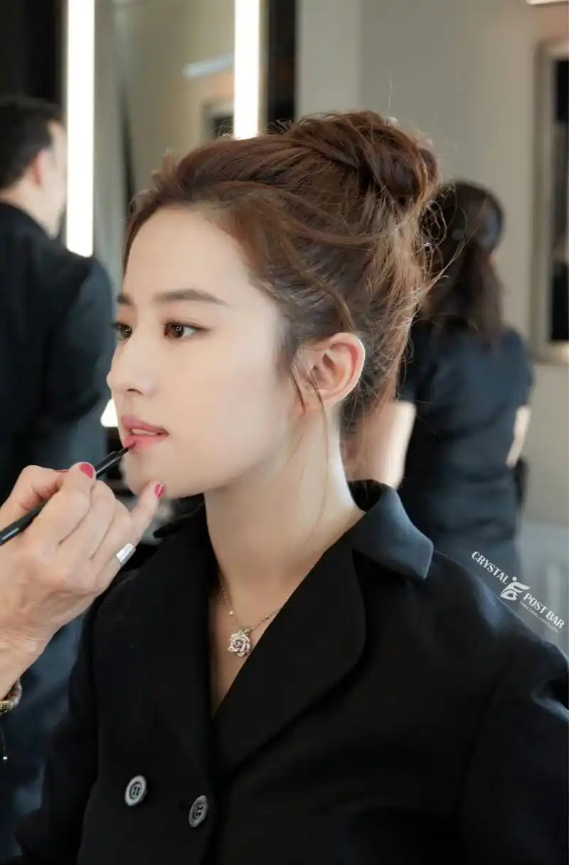 刘亦菲的丸子头梳理得十分出色在形状上可以称得上是完美