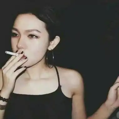 女生抽烟头像女生夹烟好看手势图片