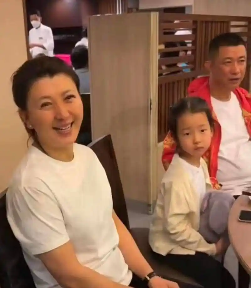 51岁闫学晶一家泰国度假!