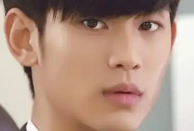 韩国男明星名单1,孔刘孔刘1979年7月10日出生于釜山,韩国男演员,本名