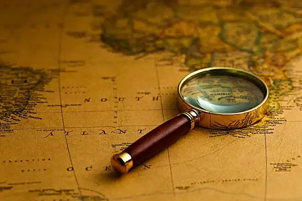放大镜放在复古地图上