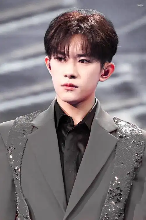 好帅气的崽@tfboys-易烊千玺#易烊千玺电影小小的我##四字 易烊千玺