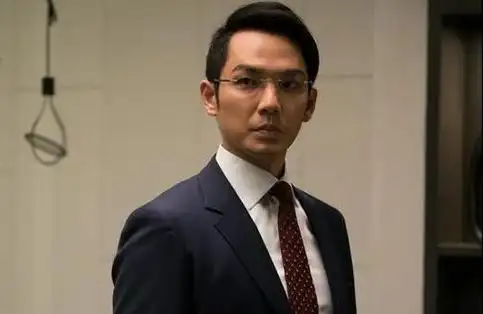 这两个反差巨大的角色不但体现出了钟汉良出色的演技.