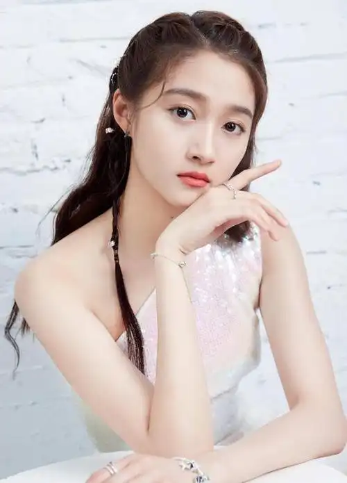 事实证明和鹿晗挺过七年之痒的关晓彤已经走上了另一条道路