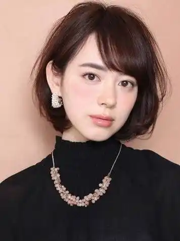 额头窄脸长的女性,烫什么发型比较好?今天为你解答