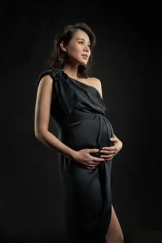 胡杏儿挺孕肚拍写真 与老公背靠背秀恩爱