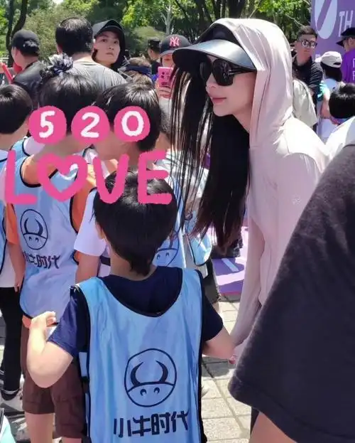 angelababy带小海绵参加亲子活动,事业停滞不前,只能专注孩子了