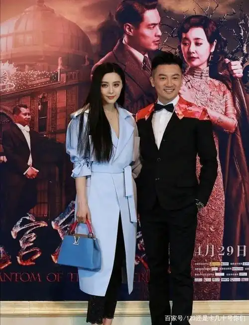 范冰冰越来越胖,穿着风衣领带拉着水桶腰,和苏有朋聊天