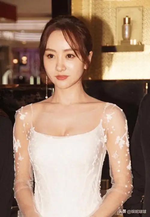 身高不够,身材来凑,杨蓉丰满的身材,就是她最犀利的"武器"