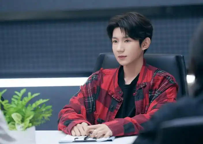 王源以国内人气偶像组合tfboys成员之一出道,年少成名,凭借可爱的阳光