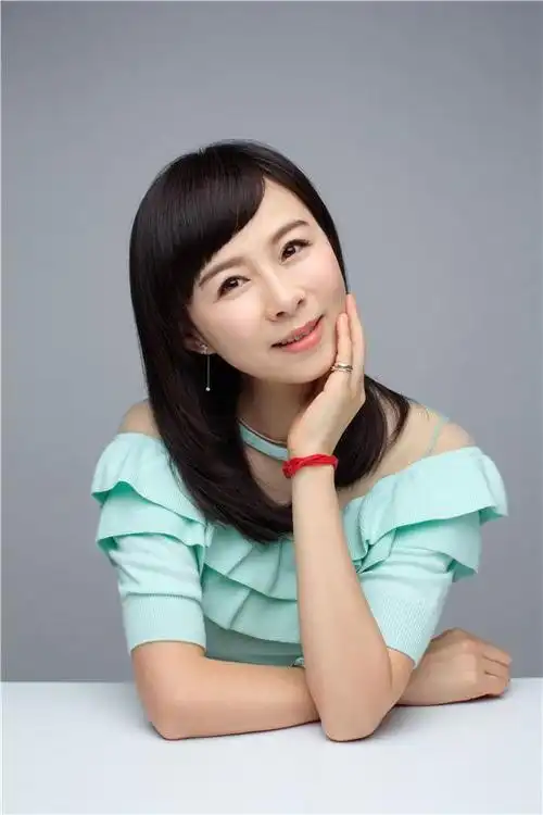 42岁生子的周瑾还能取代一姐陈蓉回到东方卫视舞台中央吗