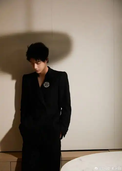 王一博 罗意威##王一博手握两大奢侈品牌