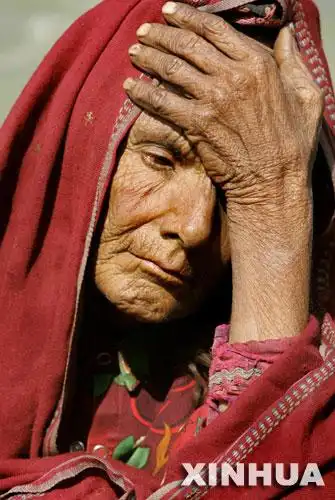 在巴基斯坦北部的巴拉果德,一名在地震中生还的老人苦苦等待救援物资