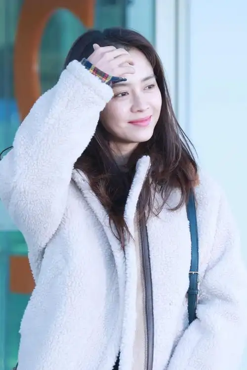 宋智孝微笑赴新加坡 甜美笑容满面心情好