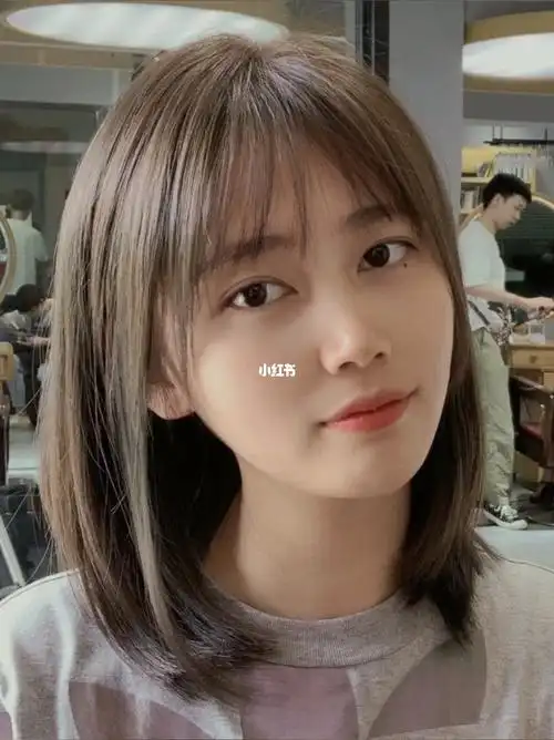 73圆脸方脸女士适合的中短锁骨发修容减龄