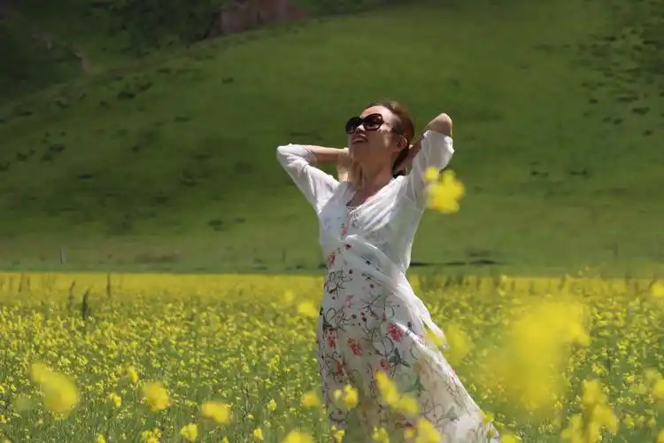 抬头望蓝天,让阳光洒在脸上.