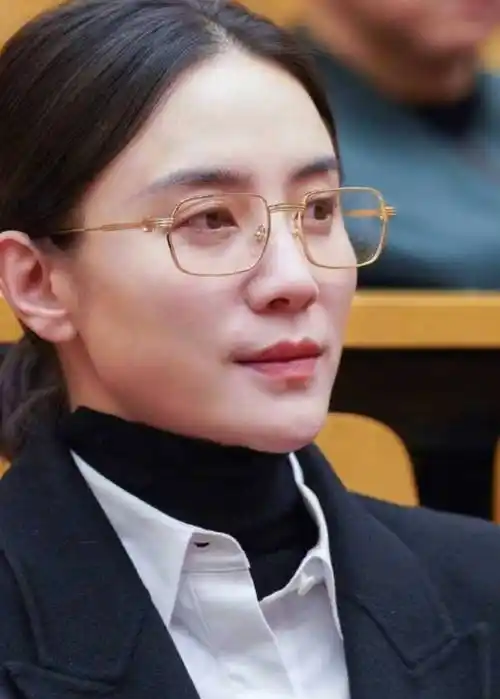 宋佳双眼皮贴,黄晓明假发片,开会可能只是表演_明星_形象_周迅