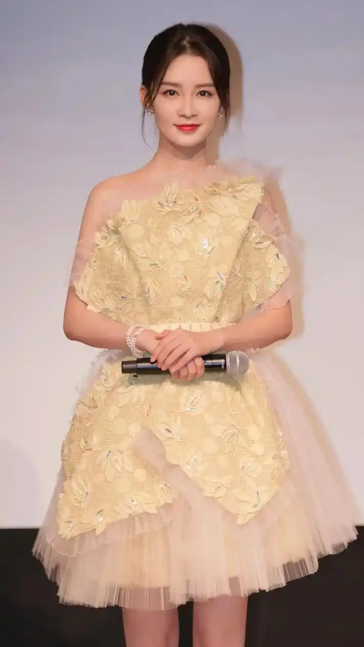 李沁精美写真,婀娜多姿,秀气婉约#完美身材 #时尚穿搭 #妩 - 抖音