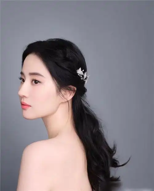 刘亦菲全新写真上线天鹅颈侧颜杀好绝又是被天仙惊艳的一天