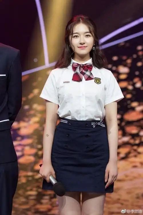 李兰迪身穿学士服眼神眷恋满满校园感
