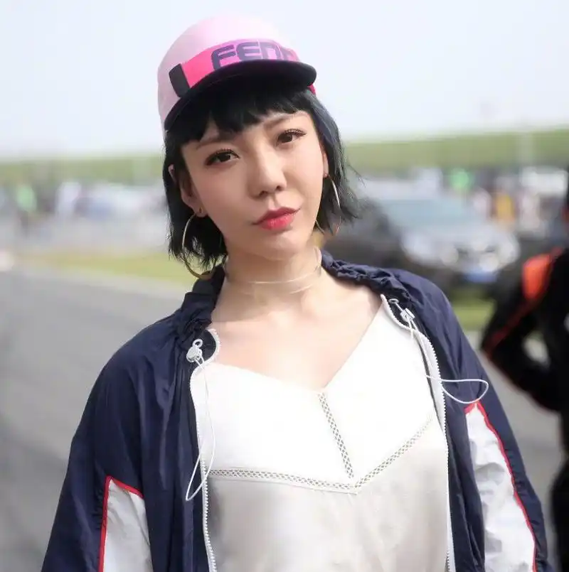 吴莫愁出门忘绑皮带?用手机充电线当皮带绑裙子,却意外的时尚!