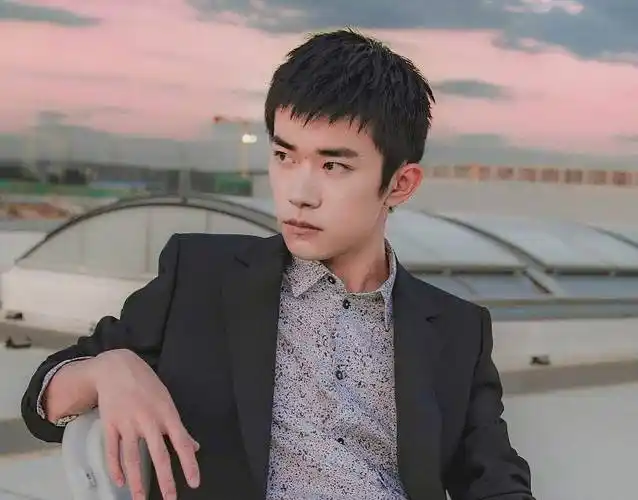 19岁易烊千玺剃平头穿西装亮相发布会这总裁范有内味儿了