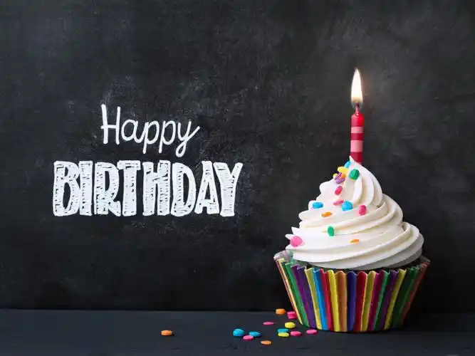 生日快乐,一个蛋糕,蜡烛,火焰,五颜六色的糖果 3840x2160 uhd 4k 高清