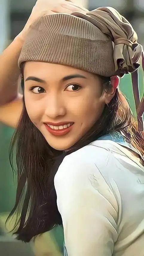 黎姿梨涡浅笑摇曳生姿年轻时的她美貌惊人